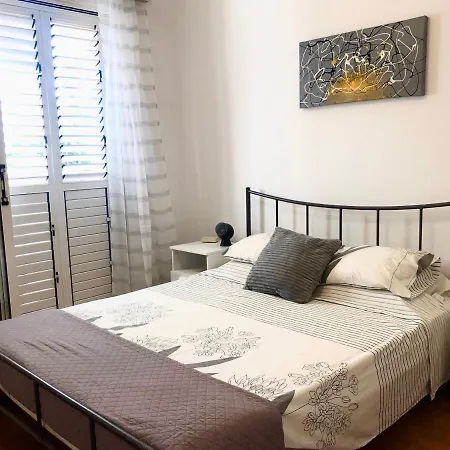 Apartment 1 Bedroom Flat, Prime Location Near Sea, Sleeps 4 *