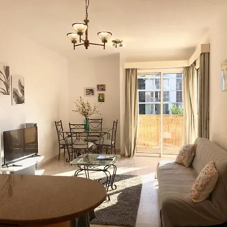 Apartment 1 Bedroom Flat, Prime Location Near Sea, Sleeps 4